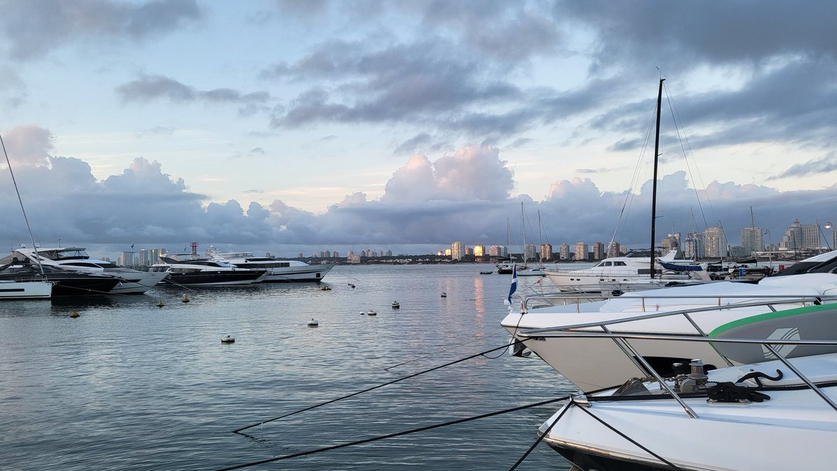 El puerto al caer la tarde de este jueves. Trascartón, pinceladas de ⛅️ ☁️  grises. 
#TeamVerano en Punta del Este #Uruguay 🇺🇾 🌞 🏖  🌅  🌊 🐚