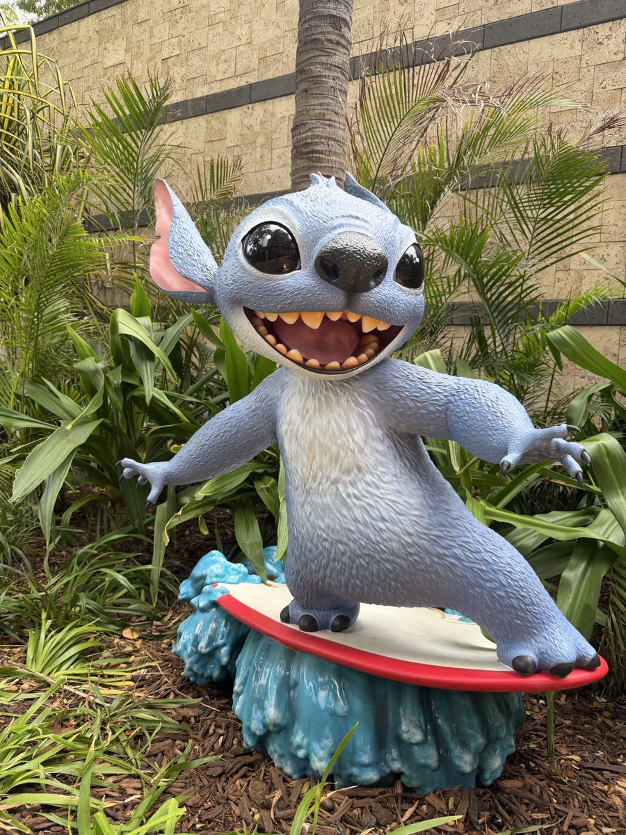 ハワイのアウラニディズニーには 実写版のスティッチがいるよ