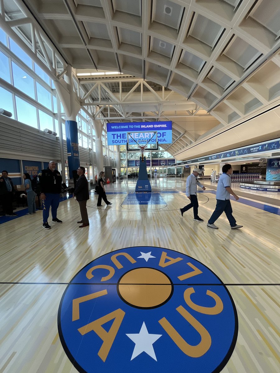 koop_nick's tweet photo. At @flyONT with @RealTracyMurray for a special edition of the Bruin Insider Show.

They turned baggage claim at Terminal 4 into a mini Pauley Pavilion!

Live just after 7p on AM 790 and https://t.co/LajbnJnl5j https://t.co/IqFkyO3eRJ