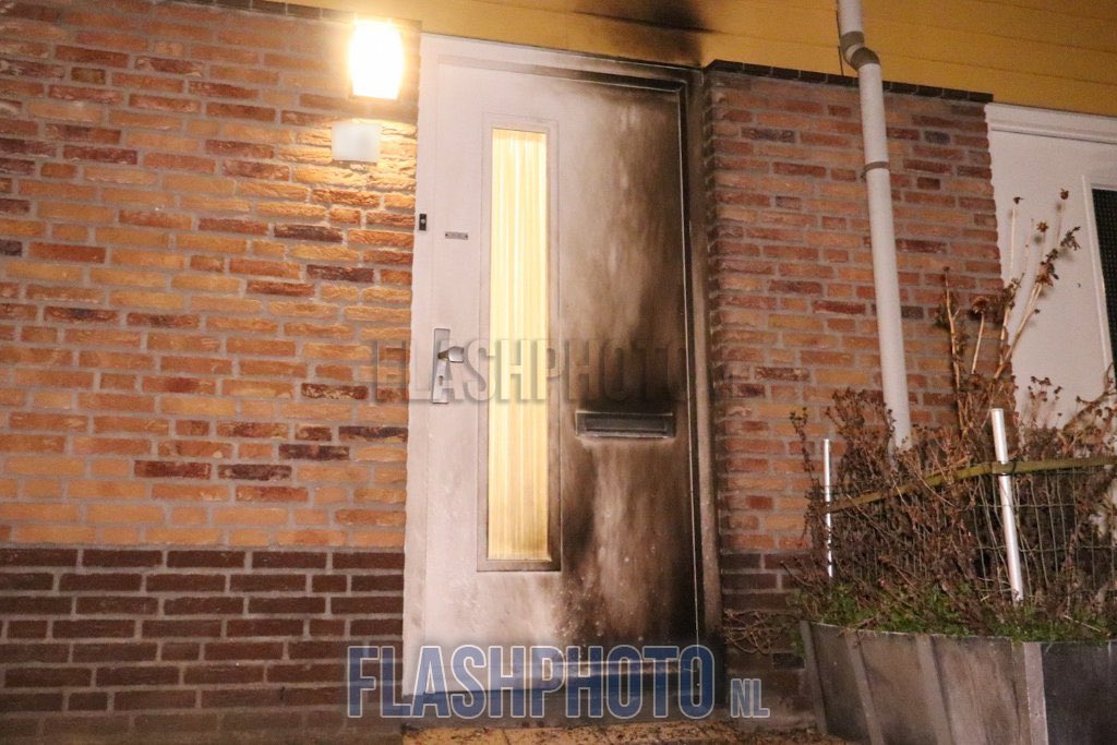 Explosie in Rotterdam, deur zwartgeblakerd