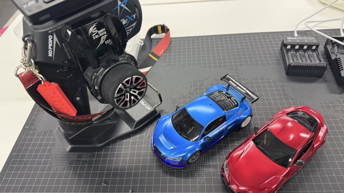 久しぶりのミニッツサーキット
途中コースにぶつけてから、動きが悪くなって走れなくなった…😭
