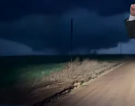 servusanohil's tweet photo. @ryanhallyall Hope you get this @ryanhallyall but just snapped this from the news station in Oklahoma with their chaser Jeromy on the ground reporting 1.5 miles outside of Cleo Springs and this is what he was seeing just minutes ago. Lightning is bright there. https://t.co/fffAZLnyu6