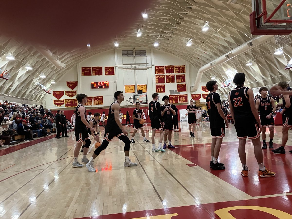 GReeves23's tweet photo. Packed house at Willow Glen before NorCal DIII quarterfinal with Los Gatos ⁦@DarrenSabedra⁩ ⁦@Vytasmazeika https://t.co/fnQZDfDtbp