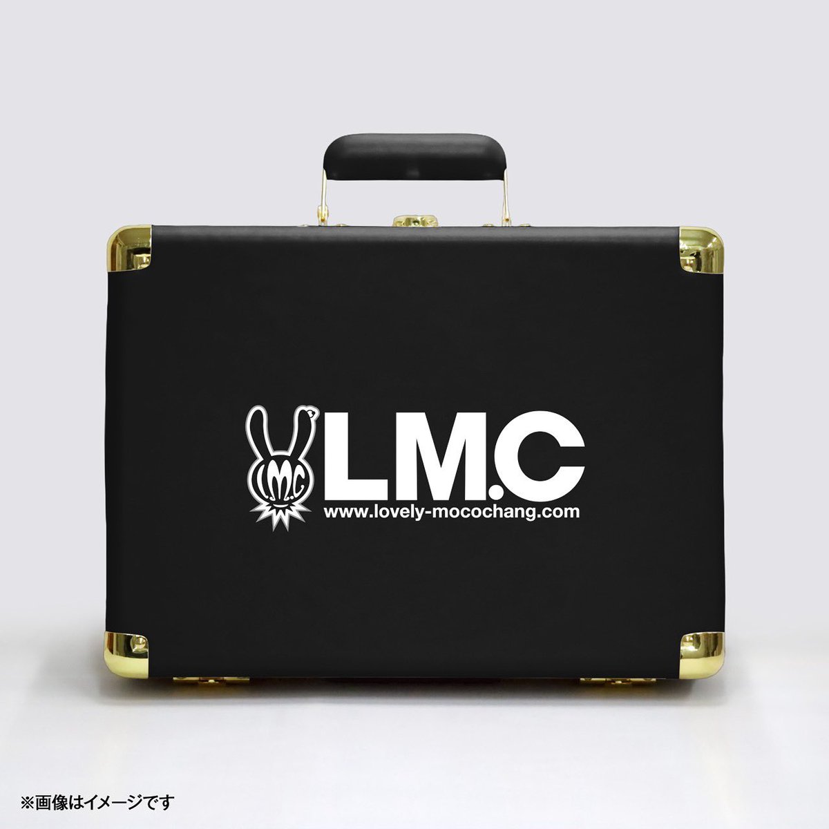 LMC_staff's tweet photo. ══════════════
LM.C 20th Anniversary Premium Box
『SUPER DUPER ANALOG BOX』
発売決定✨
══════════════

デビュー20周年を記念して、 プレミアムBOXの発売が決定しました🎉

本商品を予約購入いただいた方全員を 「プレミアム・アニバーサリーイベント」へ無料ご招待🌟 また、イベントにご参加いただくTeam☆LM.C会員の方限定で、終演後にFC会員限定特典会を実施❣️  本商品は完全受注限定商品となります🚨 ぜひお見逃しなく👀‼️

[内容]
🎧20周年記念アナログプレーヤー
💿アナログLP2枚組（メンバー厳選20曲／重量盤カラー仕様）
🎟プレミアム・アニバーサリーイベントへ無料ご招待✨

🗓️予約購入受付
3/6(金)12:00〜開始❣️

▼特設サイト▼
https://t.co/Cd7eqU34Qk