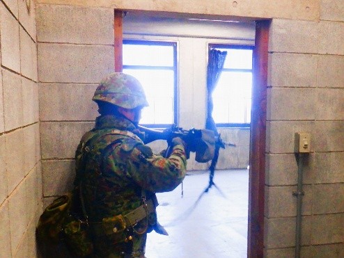 1log_nerima's tweet image. 【マルチに活躍する整備員！】
#第１普通科直接支援中隊 は、市街地を想定した訓練場を活用し、ガンハンドリングの訓練を実施しました。
工具と銃を状況に応じて持ち替え、整備も戦闘もこなす、それが“自衛隊の整備屋さん”なのです！
#１後支 #２整大 #１ＤＳ #市街地戦闘訓練