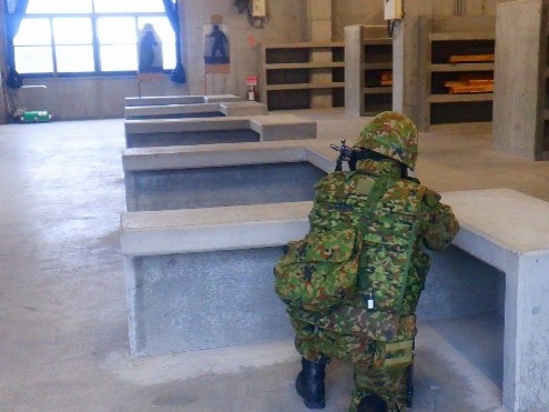 1log_nerima's tweet image. 【マルチに活躍する整備員！】
#第１普通科直接支援中隊 は、市街地を想定した訓練場を活用し、ガンハンドリングの訓練を実施しました。
工具と銃を状況に応じて持ち替え、整備も戦闘もこなす、それが“自衛隊の整備屋さん”なのです！
#１後支 #２整大 #１ＤＳ #市街地戦闘訓練