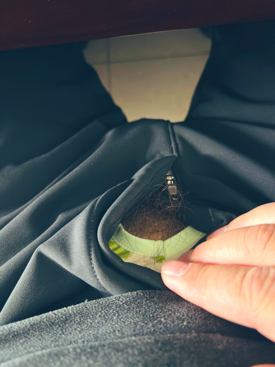 喜欢反差吗？员工可能打死也想不到，他们的老板，穿着幼稚的开裆裤在教育他们…