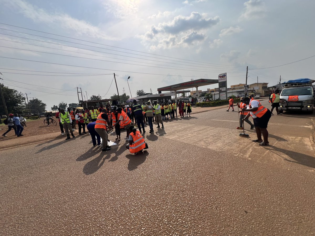A boda boda rider who voluntarily helps school children safely cross the road at the Hoima Police Station zebra crossing in Hoima has been recognized and awarded by the Rotary Club of Hoima Albertine <a href="/Rotary/">Rotary International</a> for his outstanding community service. 🚸👏

The rider has become a