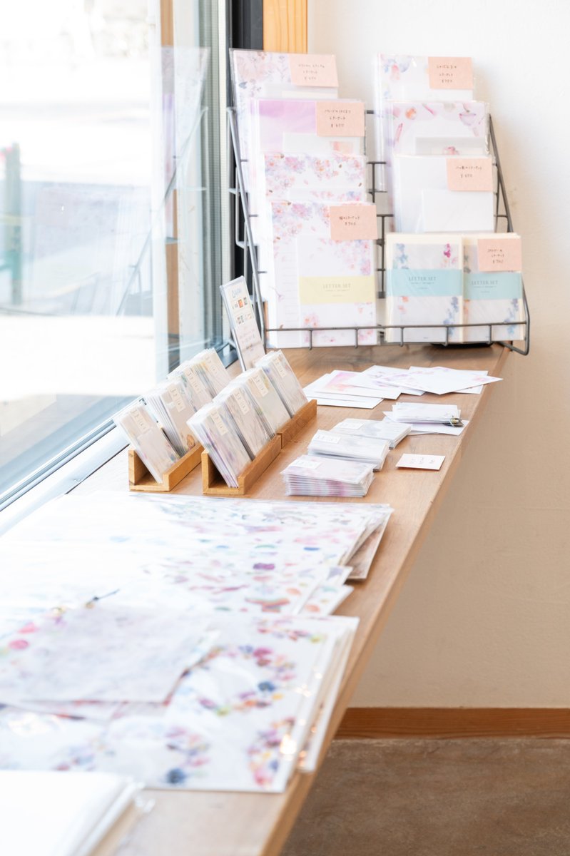 使っている画材は主にアルキド樹脂絵の具だそう。
もともとカラーインクを使っていたそうですが、ステンドグラスのような透明感があり、発色の良いことでこの画材に行き着いたそうです。
筆やナイフで伸びやかに広がり、ゆるやかに混ざりあう色たち。