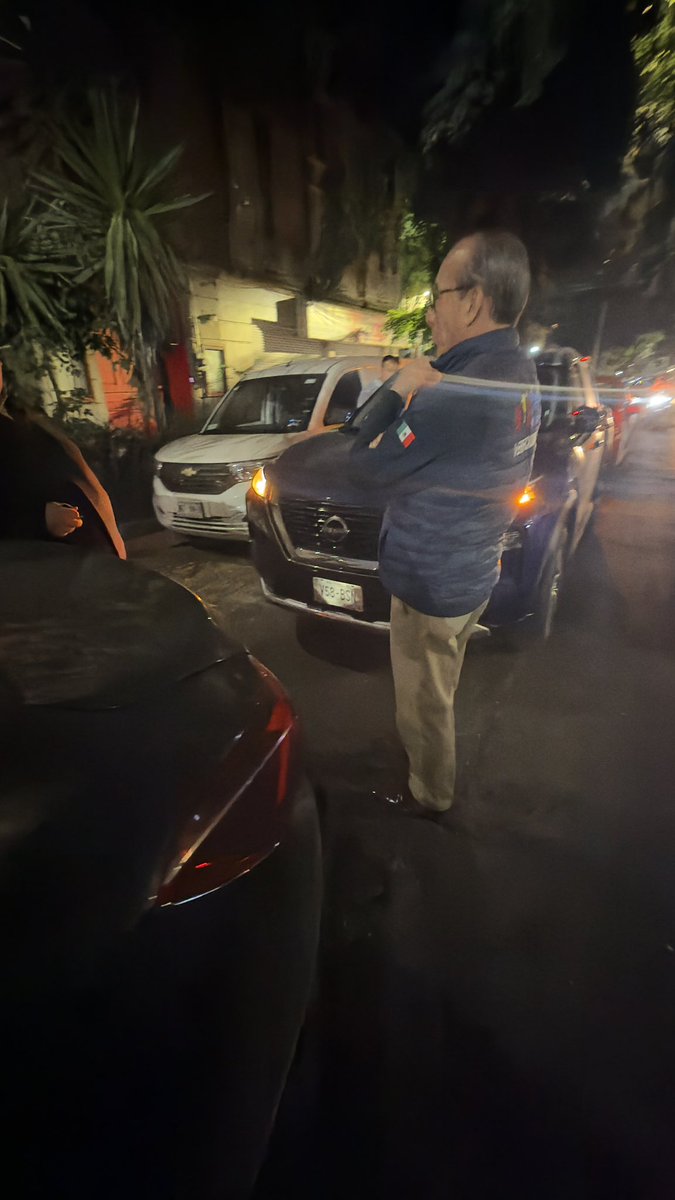 eltraviesodan's tweet photo. Tu servidor público, vestido de civil amedrentando gente y en doble fila con auto particular ? https://t.co/jgJa4Aij9Q