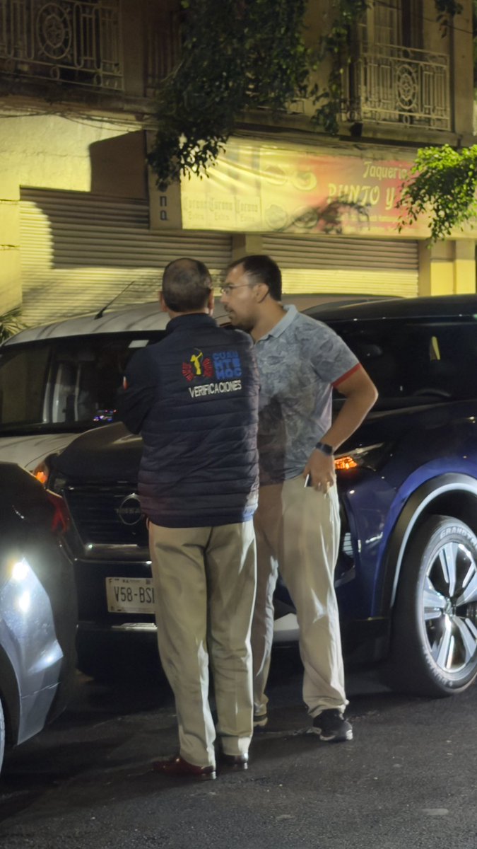 eltraviesodan's tweet photo. Tu servidor público, vestido de civil amedrentando gente y en doble fila con auto particular ? https://t.co/jgJa4Aij9Q