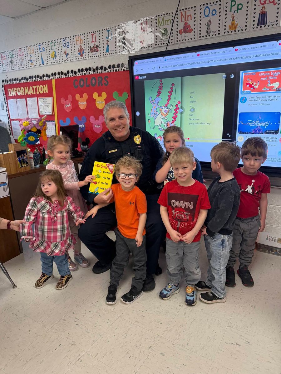 DingusTabbymark's tweet photo. Graclyn with her class and a cop https://t.co/9j4RE7VTMo