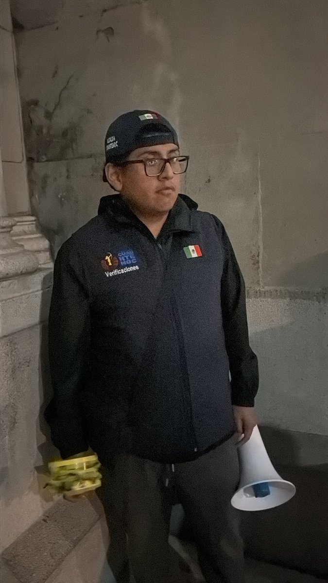eltraviesodan's tweet photo. @AlessandraRdlv nos explica porque manda a cerrar un evento de luces en la iglesia ? Parroquia de la sagrada familia, argumento: no tener plan de protección civil, imagino que tampoco tendremos misa el sábado y los bares cuando? @tvazteca_cdmx https://t.co/S66qcZ7n16
