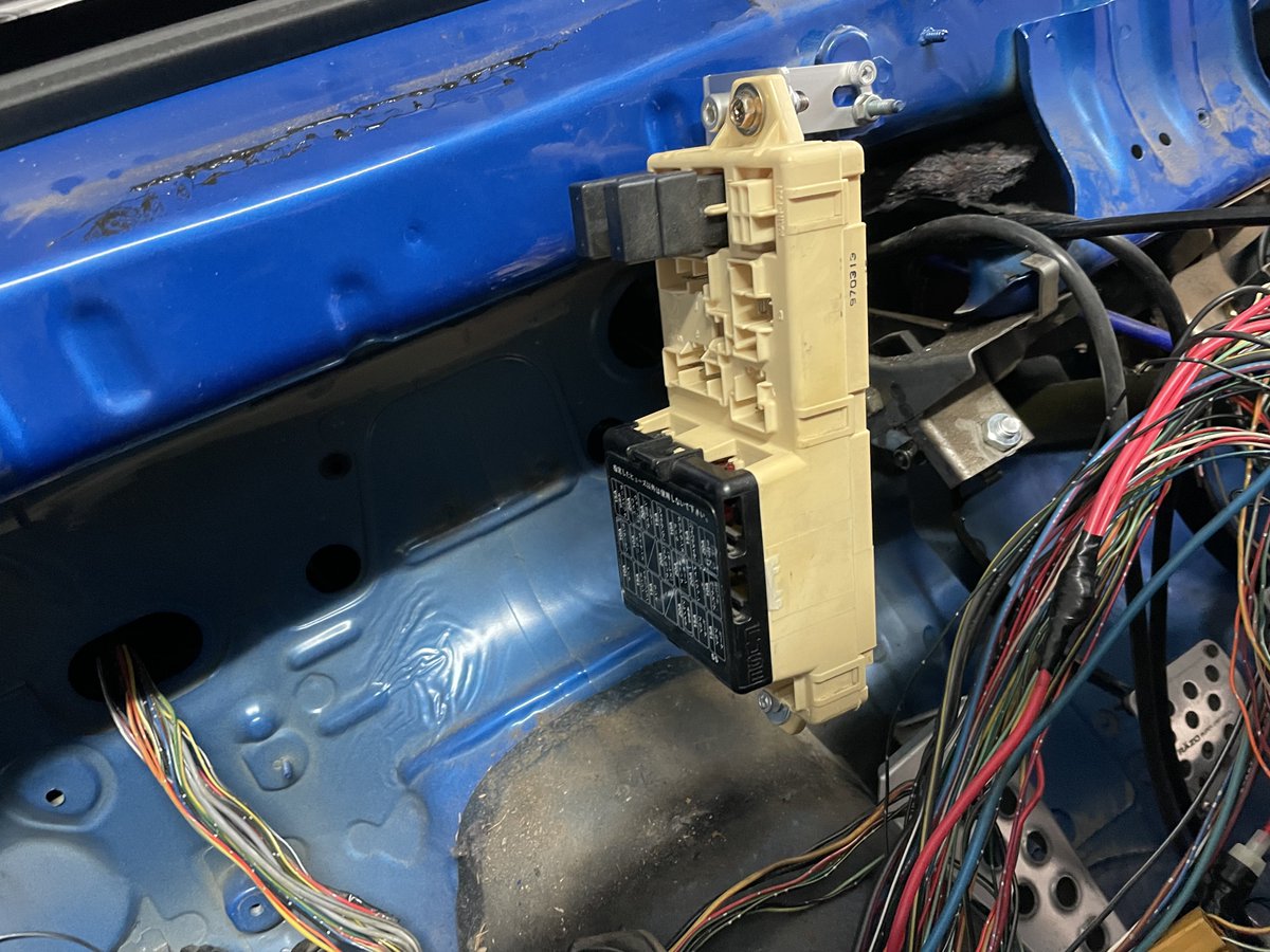 ブラケット()作って移設できた
これ基準に配線戻してくぞ