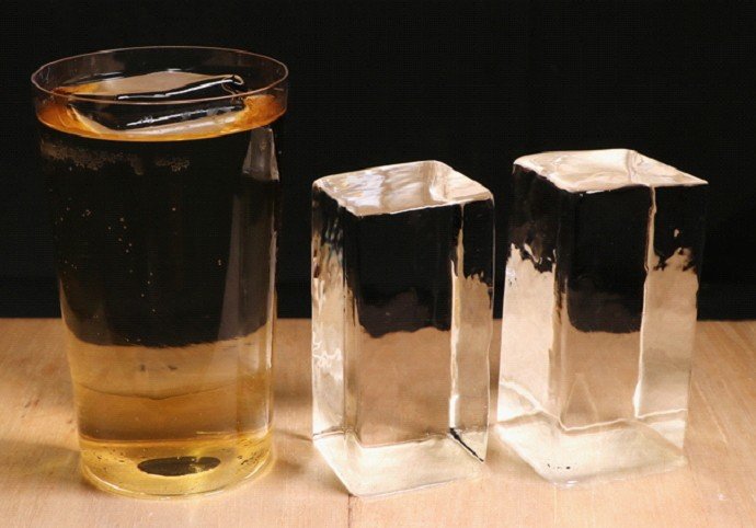 ice_creator_'s tweet photo. 純氷と製氷機の氷、見た目で全然違います。
純氷：透明。硬い。溶けにくい。
製氷機：白く濁る。柔らかい。すぐ溶ける。
バーテンダーが純氷にこだわる理由はここ。お酒の味を変えず、見た目も美しい。
 #バーテンダー https://t.co/AoTULKMQ5n