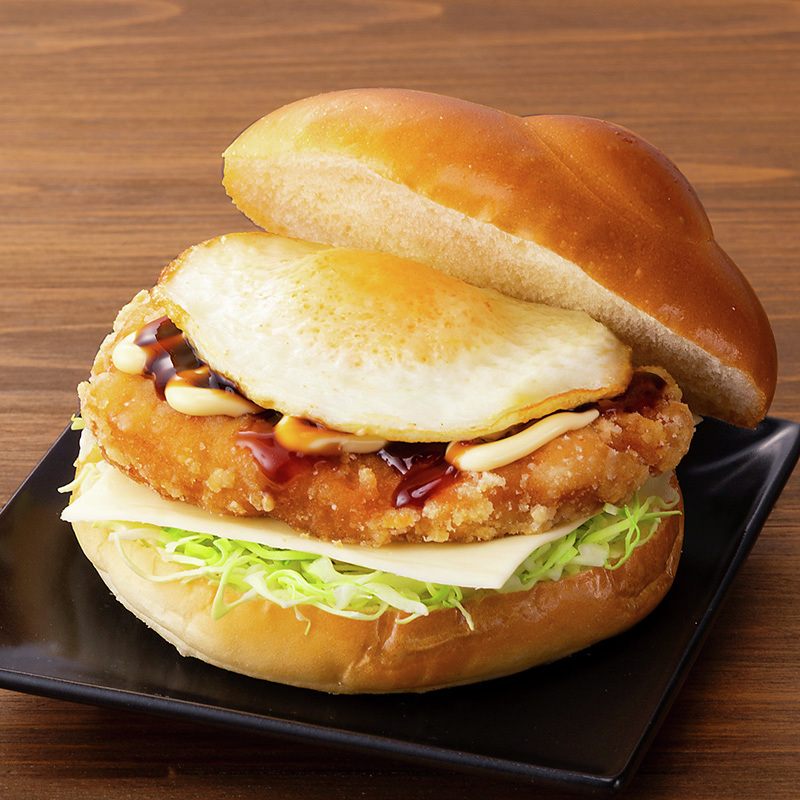 akiko_lawson's tweet photo. 【まちかど厨房店限定】「てりたまご鶏竜田揚げバーガー」が発売中♪
店内で揚げた鶏竜田揚げを照焼きソースで味付け！
鶏竜田と相性の良いたまご・チーズも乗った食べ応えのあるハンバーガーで、ランチにぴったりで大満足な商品です(^^) https://t.co/Mr3A6djBGY