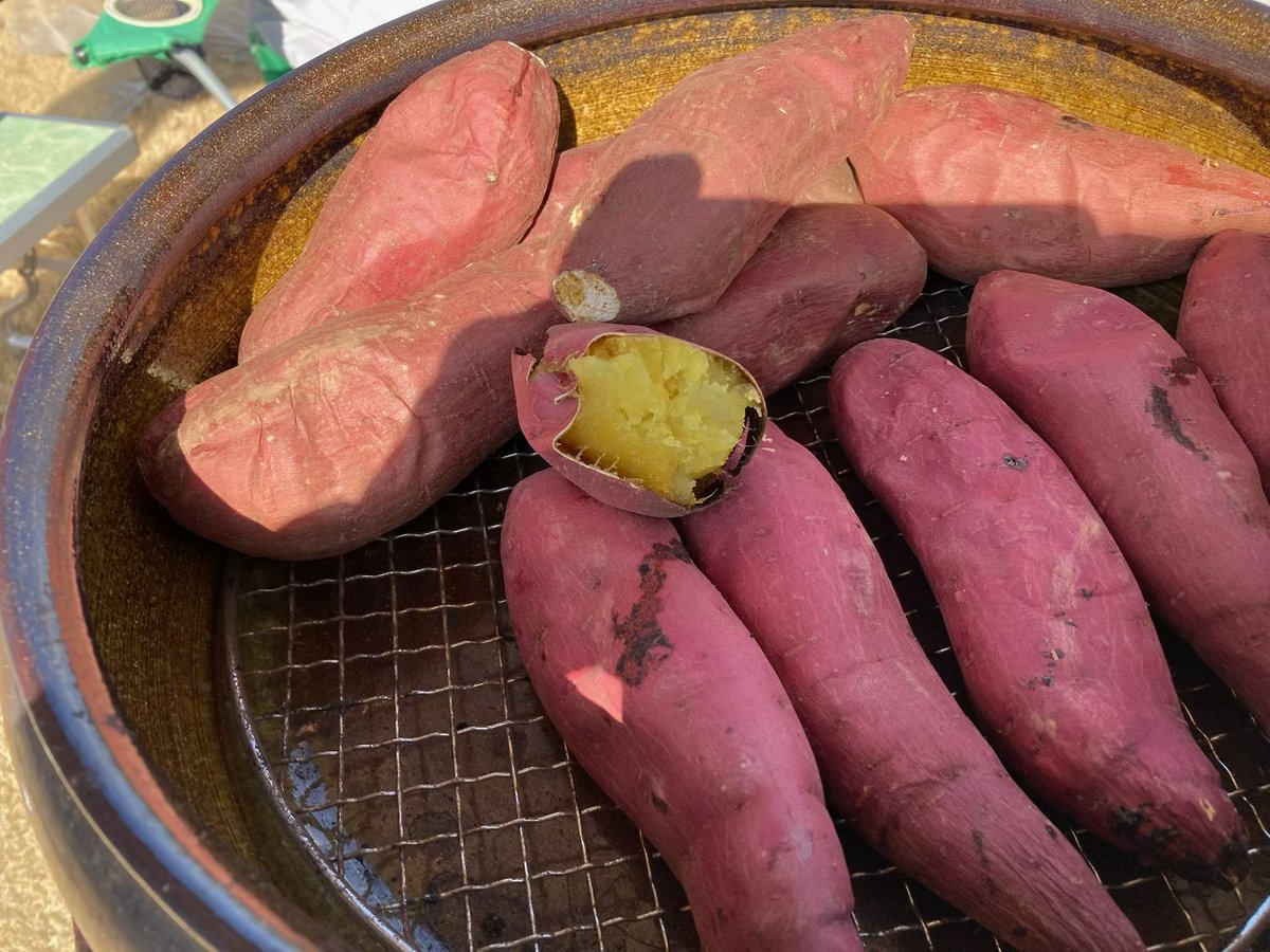 sanyu1985's tweet photo. 「���ボ焼きいも」絶品！🔥
宮崎で話題の ツボ焼きいも屋8787（ハナハナ）
弊社OB・岩松さんがオープンした人気店です🍠
10月末〜3月上旬／月火定休
予約📞090-5106-8727 https://t.co/0X1FYMOMKS