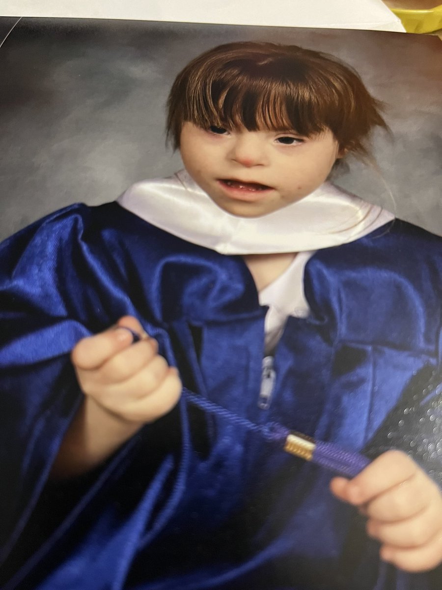 DingusTabbymark's tweet photo. Graclyn cap n gown https://t.co/Wz2M4jxoHg
