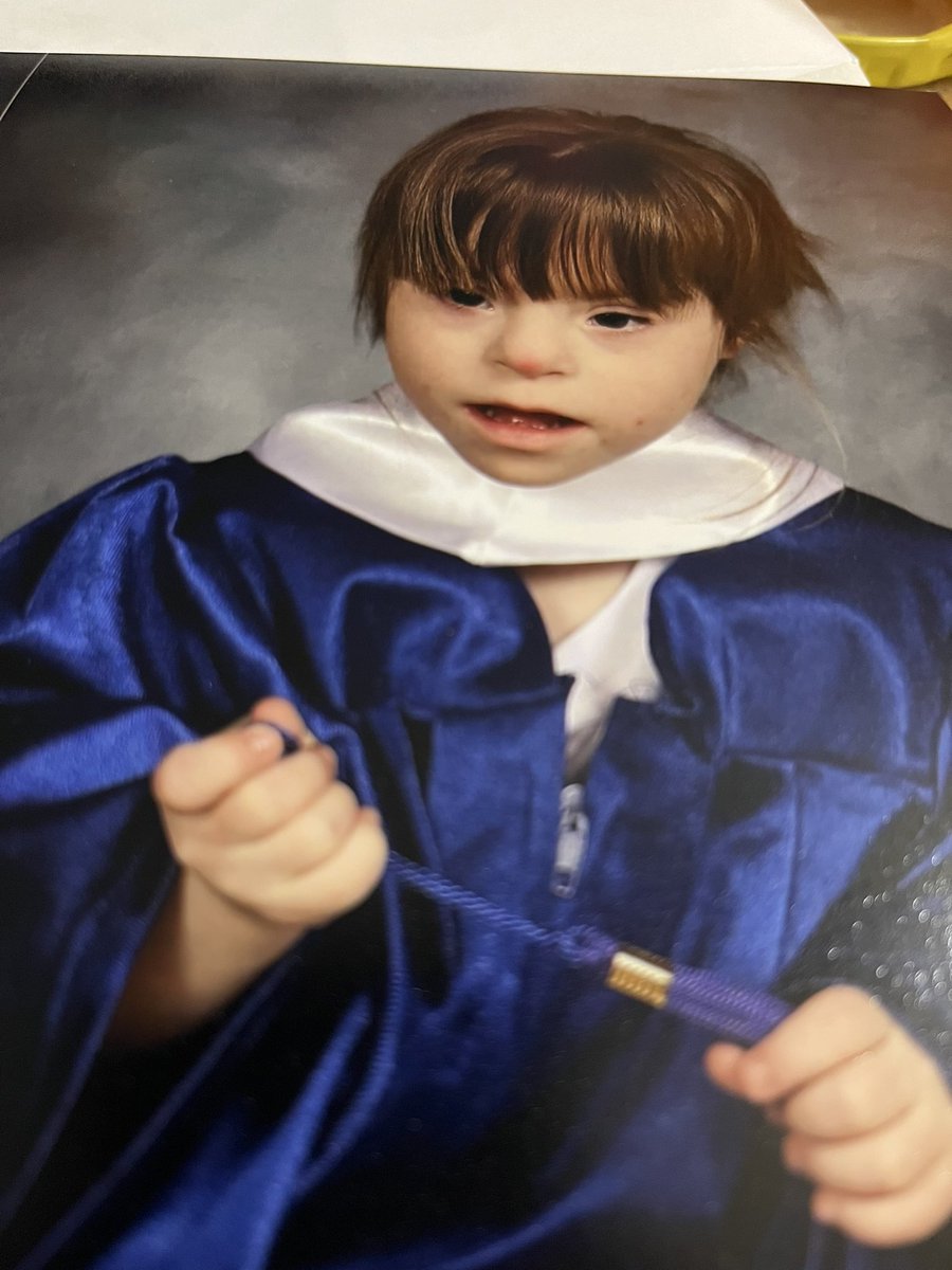 DingusTabbymark's tweet photo. Graclyn cap n gown https://t.co/Wz2M4jxoHg