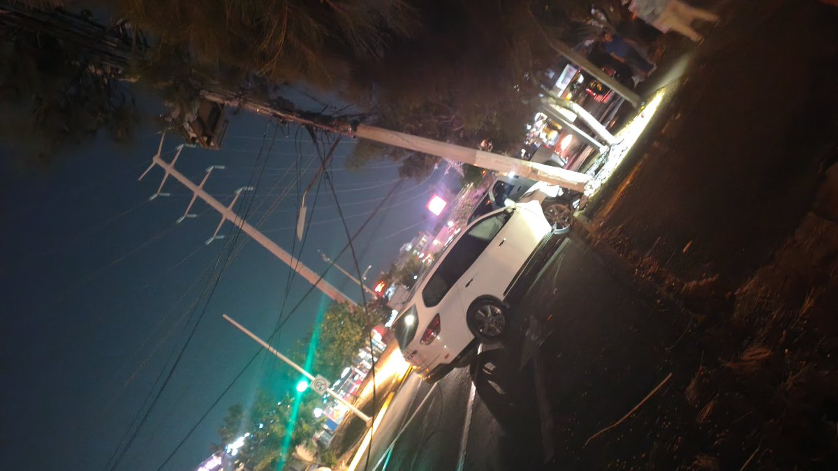 dns_113's tweet photo. @Trafico_ZMG No fue un corte de energía. Una camioneta chocó con un poste . https://t.co/bjoZ2tC0rs