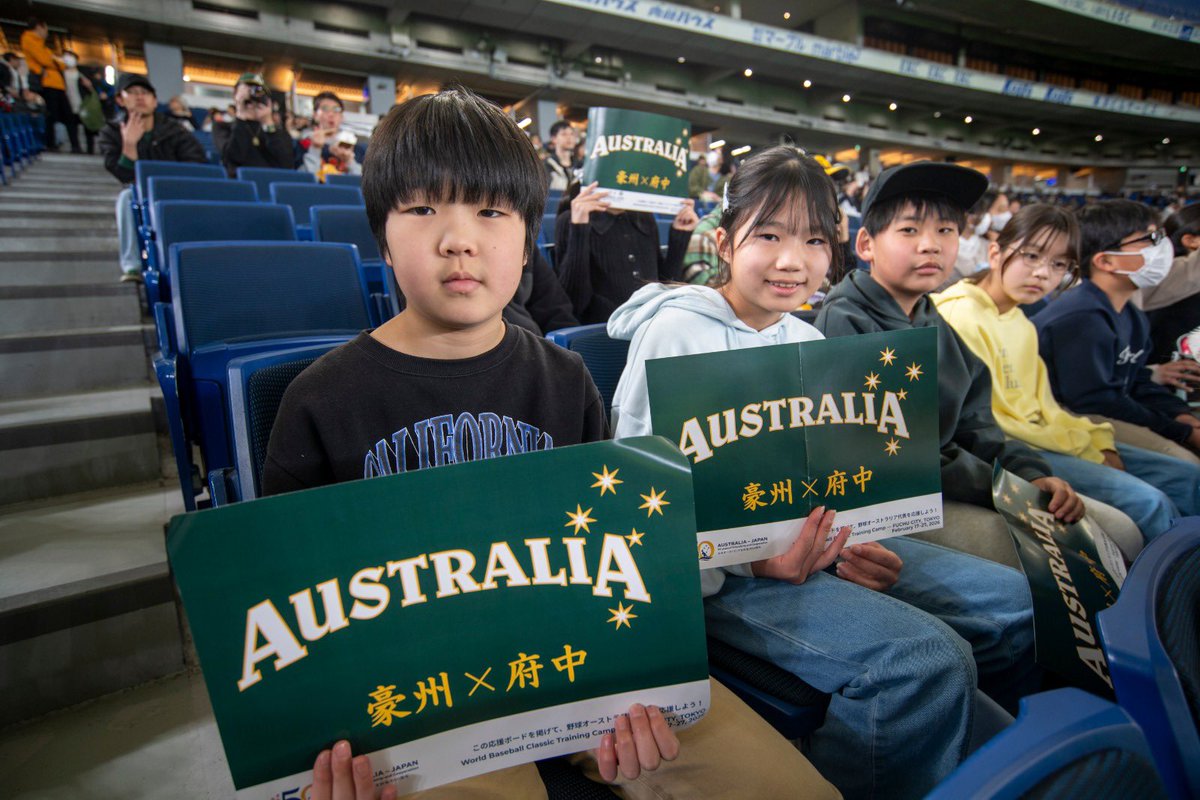 TeamAusBaseball's tweet image. 府中の小学校で訪問した生徒たちが、今日の試合で私たちを応援しに来てくれました。大好きです！！！！