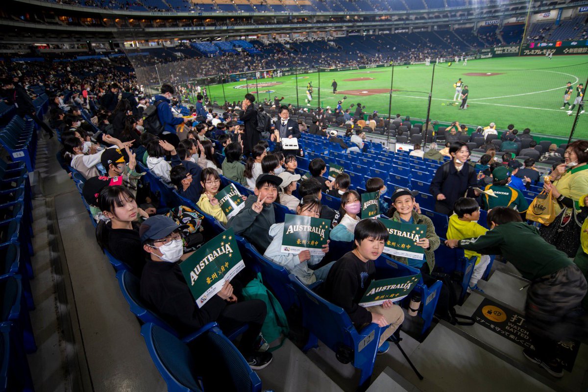 TeamAusBaseball's tweet image. 府中の小学校で訪問した生徒たちが、今日の試合で私たちを応援しに来てくれました。大好きです！！！！