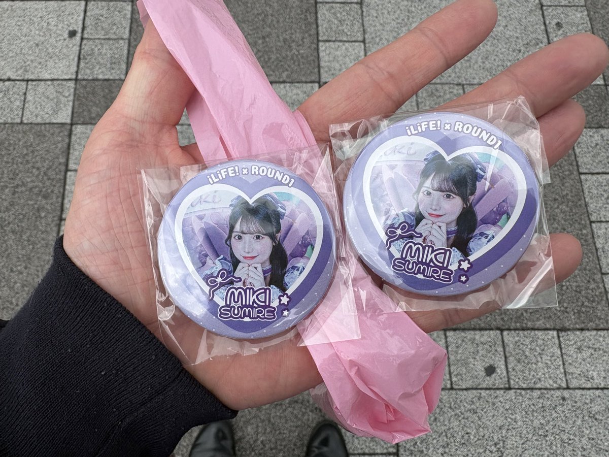 ROUND1のiLiFE!コラボ缶バッジガチャのみきが2つ余ってます。 求