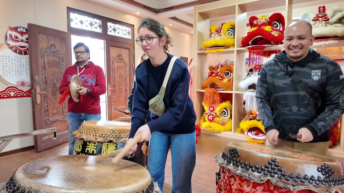Beilun_media's tweet photo. Sailing the oceans, but never missing out on reunion! 🌊 International seafarers in Meishan celebrated #LanternFestival with #liondance lessons, farm picking, and traditional folk activities. A taste of home, miles from shore! #SeafarersinBeilun https://t.co/lNSMciO5P2