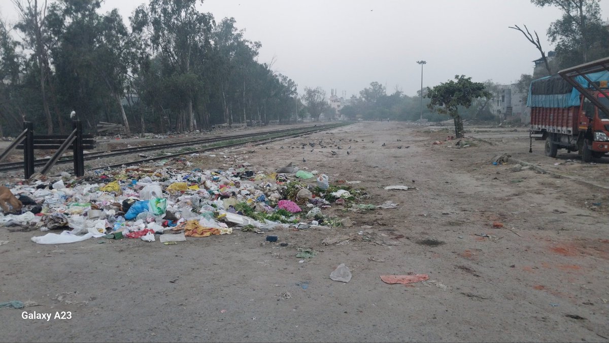 HJanhit's tweet photo. @NBTDilli @Live_Hindustan @JagranNews @SandhyaTimes4u @singhpiya735 @AshwiniVaishnaw @GM_NRly @DRMDELHIDIVN #बादली रेलवे स्टेशन की बदहाली के लिए कौन हैँ जिम्मेदार?

पैसा मिला टेंडर हुआ बादली के विकासकार्य के लिए  परन्तु काम आज तक नही हुआ रेलवे प्रशासन दे उत्तर आज!
हितेश शर्माJPS https://t.co/8UnrB4BBma