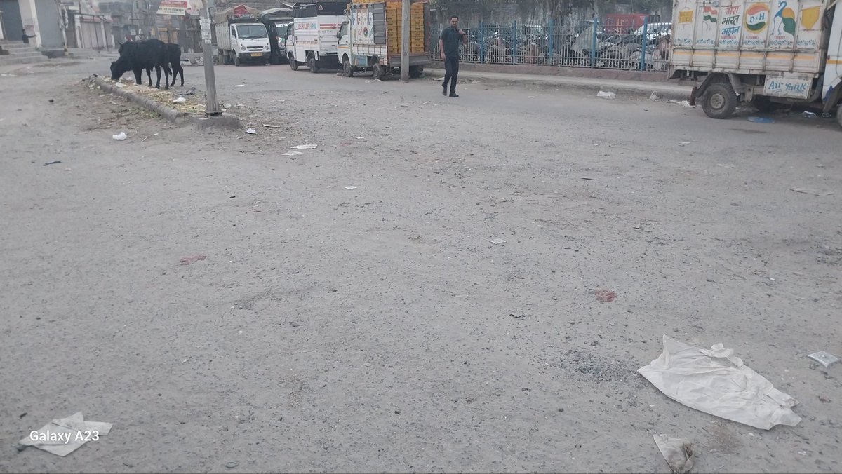 HJanhit's tweet photo. @NBTDilli @Live_Hindustan @JagranNews @SandhyaTimes4u @singhpiya735 @AshwiniVaishnaw @GM_NRly @DRMDELHIDIVN #बादली रेलवे स्टेशन की बदहाली के लिए कौन हैँ जिम्मेदार?

पैसा मिला टेंडर हुआ बादली के विकासकार्य के लिए  परन्तु काम आज तक नही हुआ रेलवे प्रशासन दे उत्तर आज!
हितेश शर्माJPS https://t.co/8UnrB4BBma