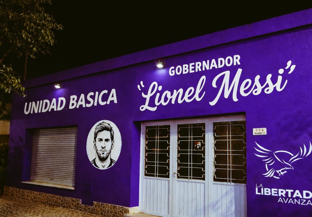 Recién fui a comprar un Carlitos en Italia y Catamarca y me encontré con esto en la esquina. Messi gobernador 2027?