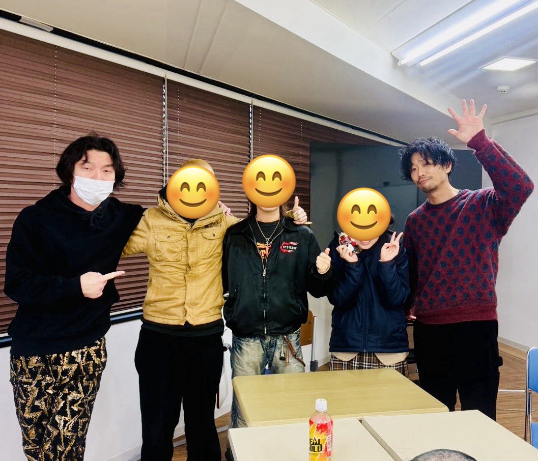 c2_oh0's tweet photo. 三年間ありがとう😭

三年生の協力のお陰で、楽しい授業が出来たと思います🙏

あなた達は素晴らしい👍

自分らしさを忘れずに、幸せな人生を送って下さい！！

どんな大人になるか楽しみですよ😊

#おおぞら 
#スマイルヘアー
#卒業
#理容の世界 https://t.co/DIpVhUTUHQ