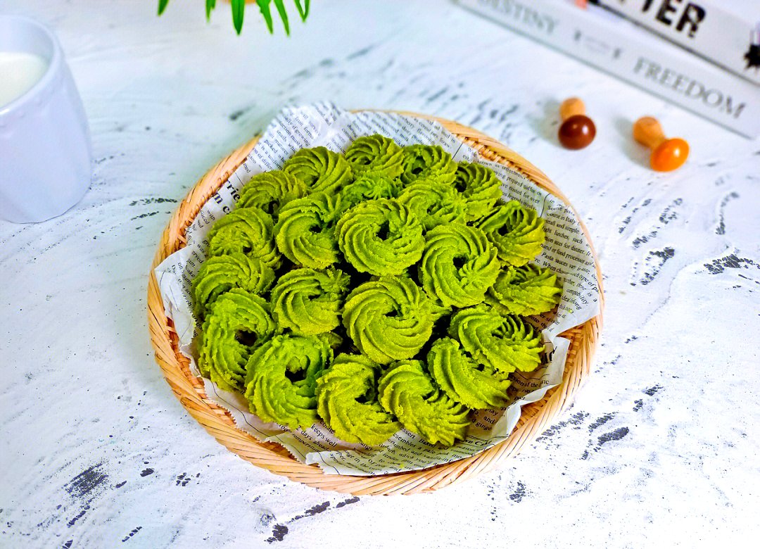 AbuAbpmgnd's tweet image. Tried the crunchiest matcha cookies ever! Soft center, bold tea flavor—perfect for 3pm slumps or movie nights. Tag a snack buddy who’d steal a bite! #SnackTime #MatchaLovers