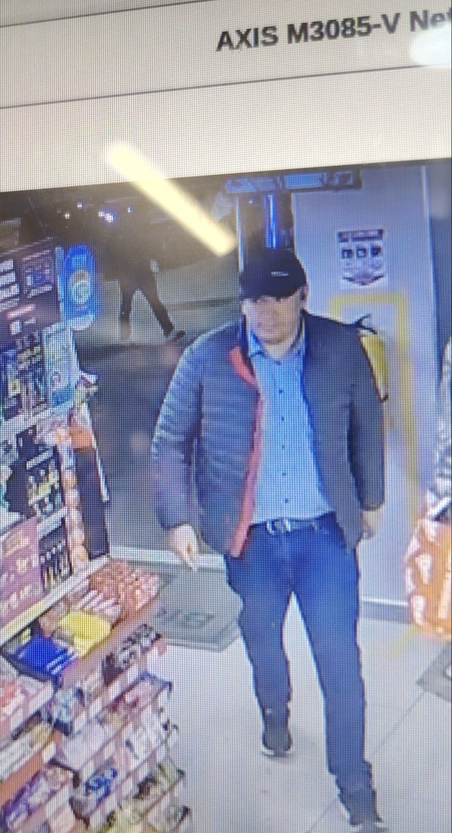 El día de hoy fui víctima de hurto en la ciudad de Bogotá, me rompieron el vidrio del carro y me sacaron el bolso… donde tenía mi tarjeta, portátil y demás objetos personales.
Hicieron dos compras en el Oxxo chicó de la 97 
Fotos de la RATAAAAAAA