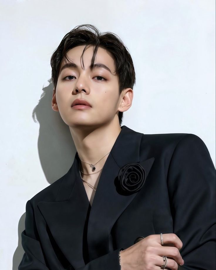 💜 So handsome that he's a national treasure? That's V!!

#TAEHYUNG #태형 #BTS #방탄소년단