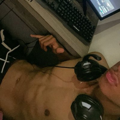 ahriuy's tweet photo. fuder jogando, delícia. https://t.co/qLCJu3rJfo
