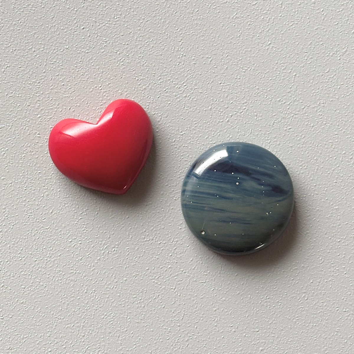 ハートのロザリタと近いサイズのリーランドブルーをご要望いただいて仕入れたんですが、並べたらすごくかわいかったんです。

赤いチョコと惑星チョコってあるじゃないですか。ああいうのを想像されてたそうで、なるほど〜ってなりました。

こんな風に石を楽しむ方がお客様にいてくださって嬉しいです