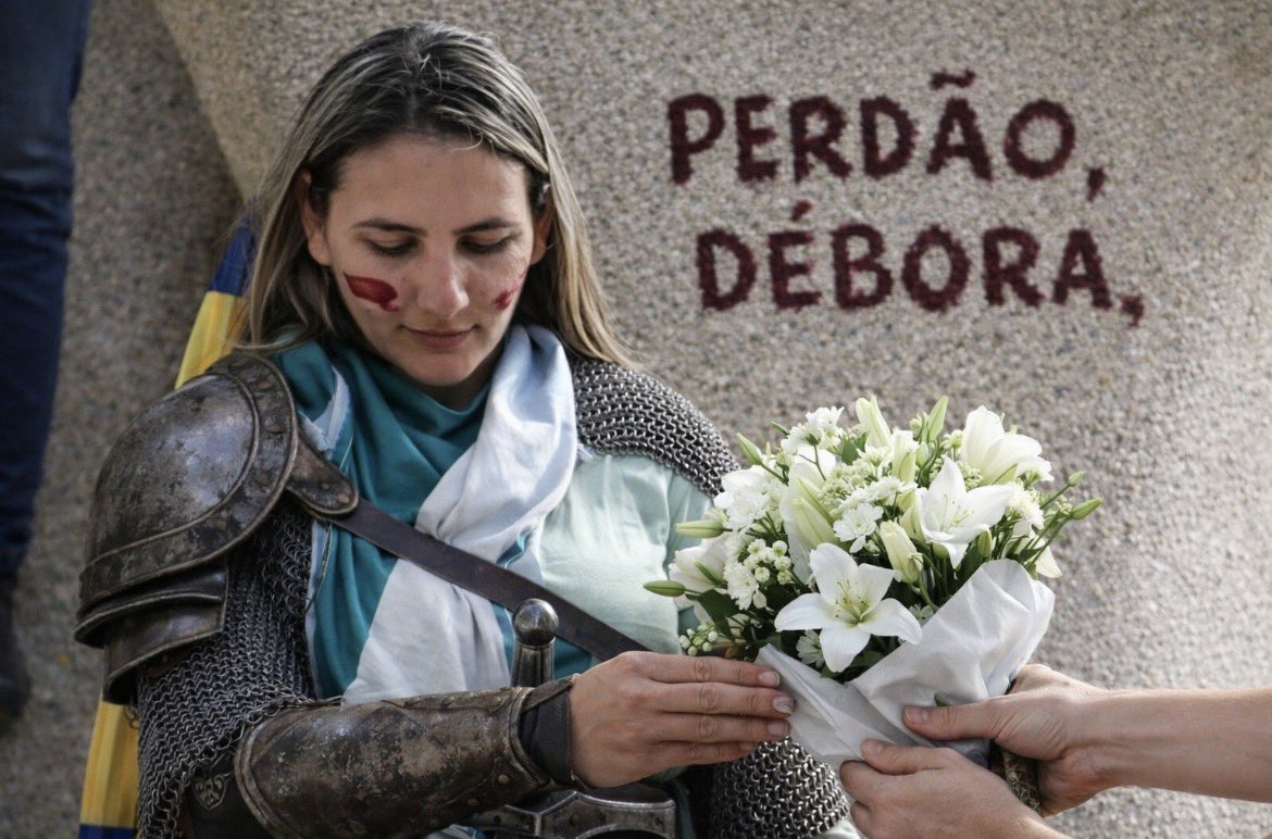 Diante de todas as acusações que essa mulher sofreu, diante de todas as covardias de pessoas que poderiam ter dito que aquilo era uma covardia, mas preferiram defender as “instituições”, que hoje estão nos principais jornais na parte criminal.

Ela representa centenas de pessoas