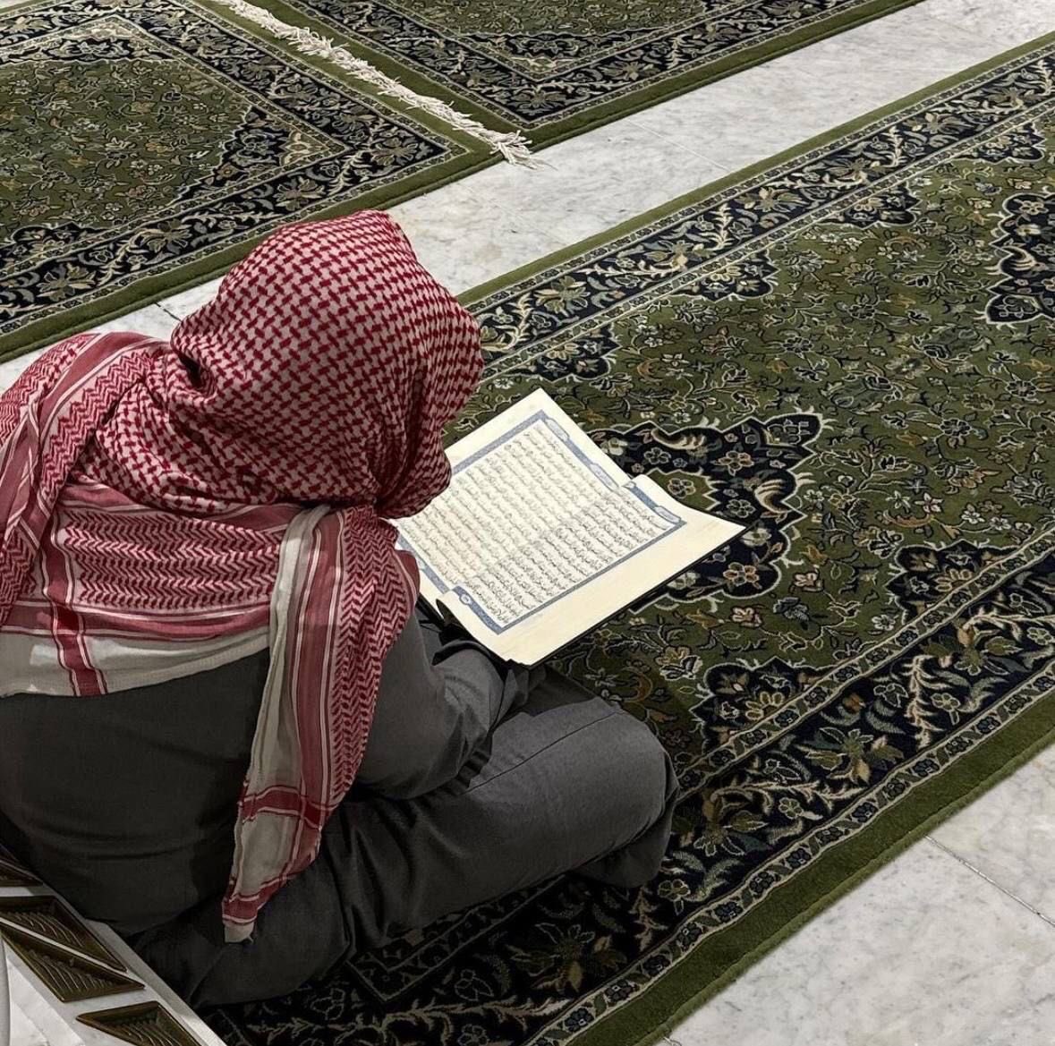 elqumh's tweet photo. صلّى عليك الله ما مُدَّت يدٌ
ترجو رضاهُ و استجيب دعاءُ
ٖ https://t.co/H2jP7hpJOz