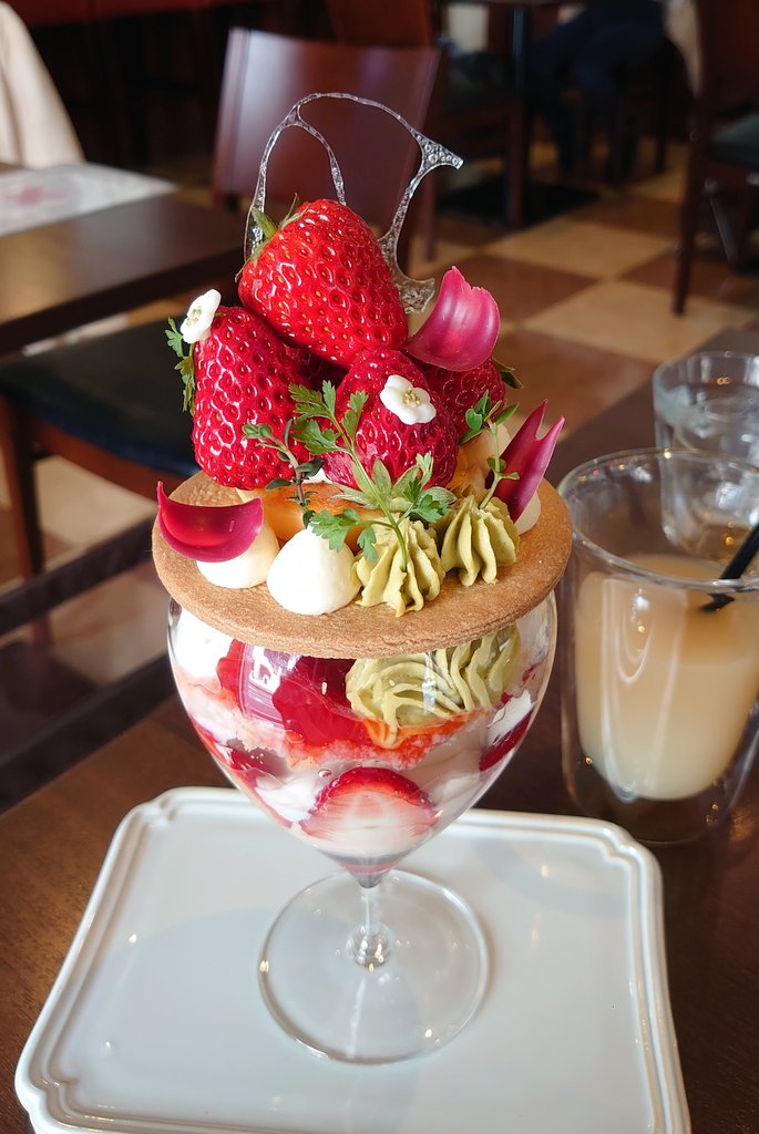 macki79's tweet photo. 贅沢ランチ🍓✨️
パフェの側面で、スライスじゃなく半分に切った苺しかないの嬉しいね
丸いホイップは交互に色と味が違ってて嬉しい
苺の花の飾りの雌しべと雄しべが繊細でリアル
ハーブがいっぱい刺さってて(私は)ラッキー

長芋のポタージュ(温かいの)は初めてかなぁ？？ https://t.co/1eFocONDWz