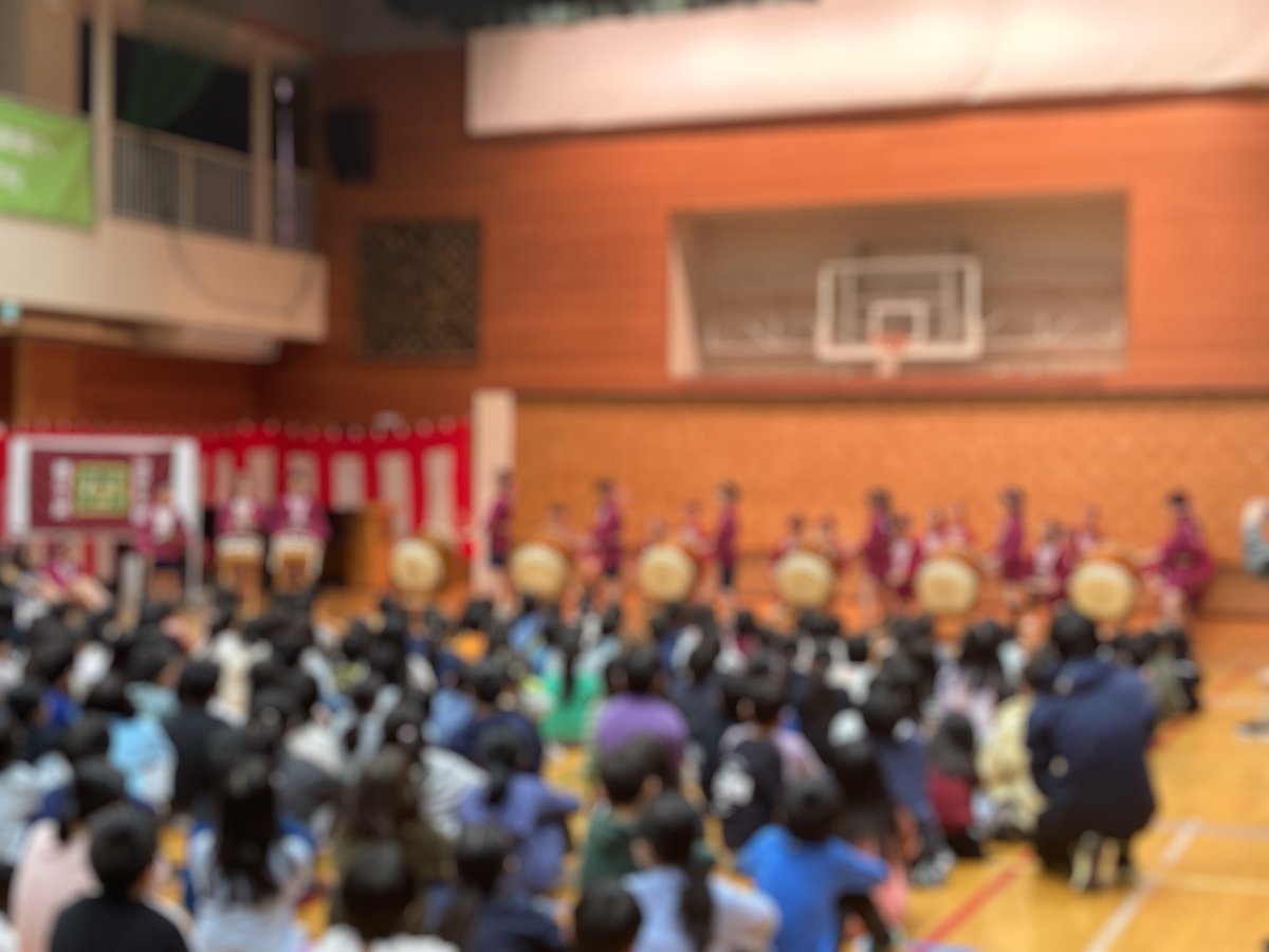 mitaeschool's tweet photo. 3月5日（木）に御田太鼓集会を行いました。５年生の初めての演奏でしたが、短期間の練習でも気持ちを合わせてしっかりと披露することができました。朝練習では６年生の有志が優しく教えてくれ、温かいつながりも見られました。今後、さらに上達し、素晴らしい響きを届けてくれるのが楽しみです。 https://t.co/bAFS1i068h