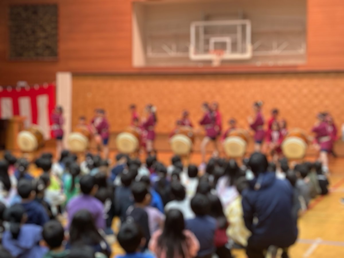 mitaeschool's tweet photo. 3月5日（木）に御田太鼓集会を行いました。５年生の初めての演奏でしたが、短期間の練習でも気持ちを合わせてしっかりと披露することができました。朝練習では６年生の有志が優しく教えてくれ、温かいつながりも見られました。今後、さらに上達し、素晴らしい響きを届けてくれるのが楽しみです。 https://t.co/bAFS1i068h