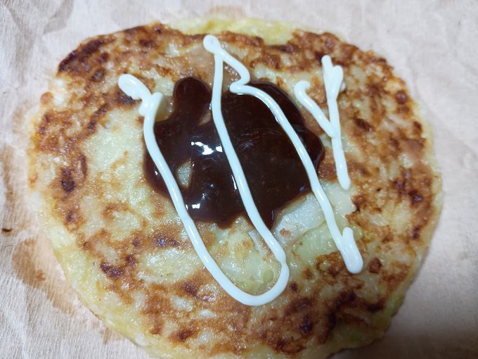 お昼ぅ 差し入れで頂いたミニお好み焼きとカロリーメイト(飲むタイプ)を食す(*'∀`*)b