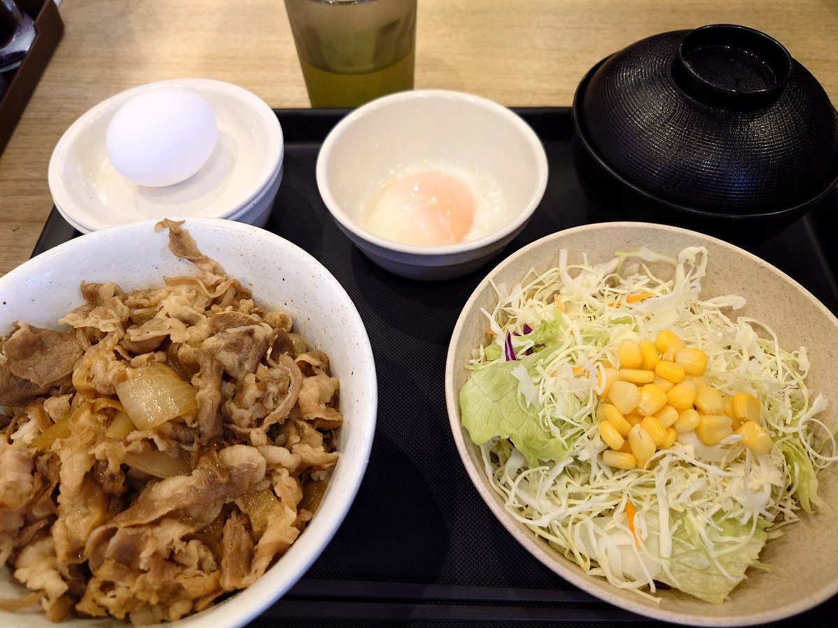 hwr00mk2's tweet photo. 今日は、松屋の牛めしランチセット。
あたまの大盛、ご飯少なめ、つゆだく。
たまご、温玉トッピング。

ドゥルンドゥルンでうんまい。(*´ω｀*) https://t.co/6Kq8YcCdQS