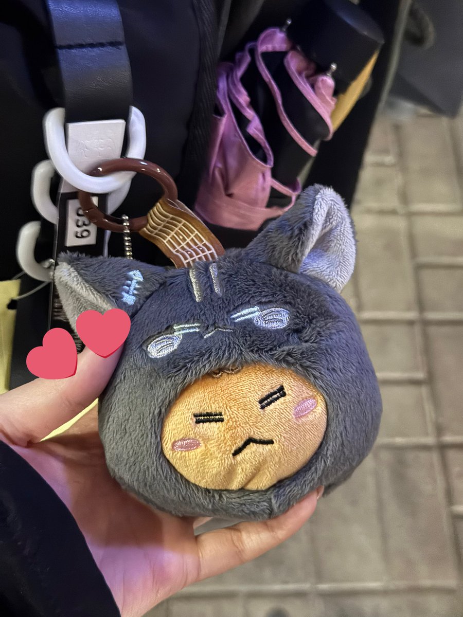 Kyu_live_'s tweet photo. 팬매님이 내가 오늘 규찌를 아직 못 만졌다, 만져야겠다. 혹은 행운의 규찌를 봐야겠다 계신가요~? 하시면서 한번씩 다 만지라고 권하셔서 오늘에 규찌(냥ver.)을 봤는데 진짜 이번 엠디 너무 귀엽구!!!🩶

정말 규찌 쉐입은 꼭 동그라미로 해야할까요..
햄찌 볼따구 쉐입 제발..🥺 https://t.co/2VPIt7BcZ3