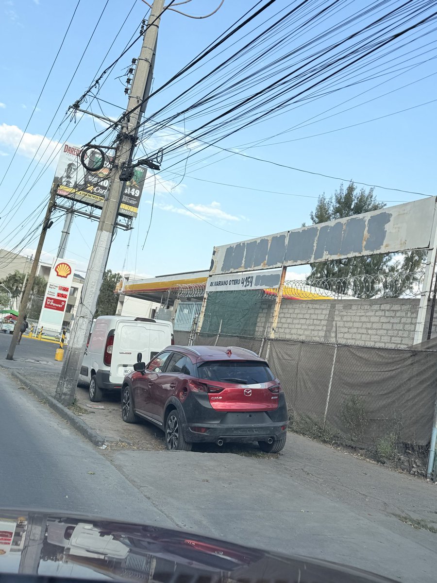 ealonsoph's tweet photo. Av. Mariano Otero, frente a la Perla. No importa cuando lea este mensaje @MovilidadZap @JaliscoVial esas banquetas, siempre están obstruidas ¿hasta cuándo harán algo @JuanJoseFrangie @PabloLemusN ? Que la gente camine por el arroyo vehicular. @Trafico_ZMG #BanquetaObstruida https://t.co/ChggDJPaXi