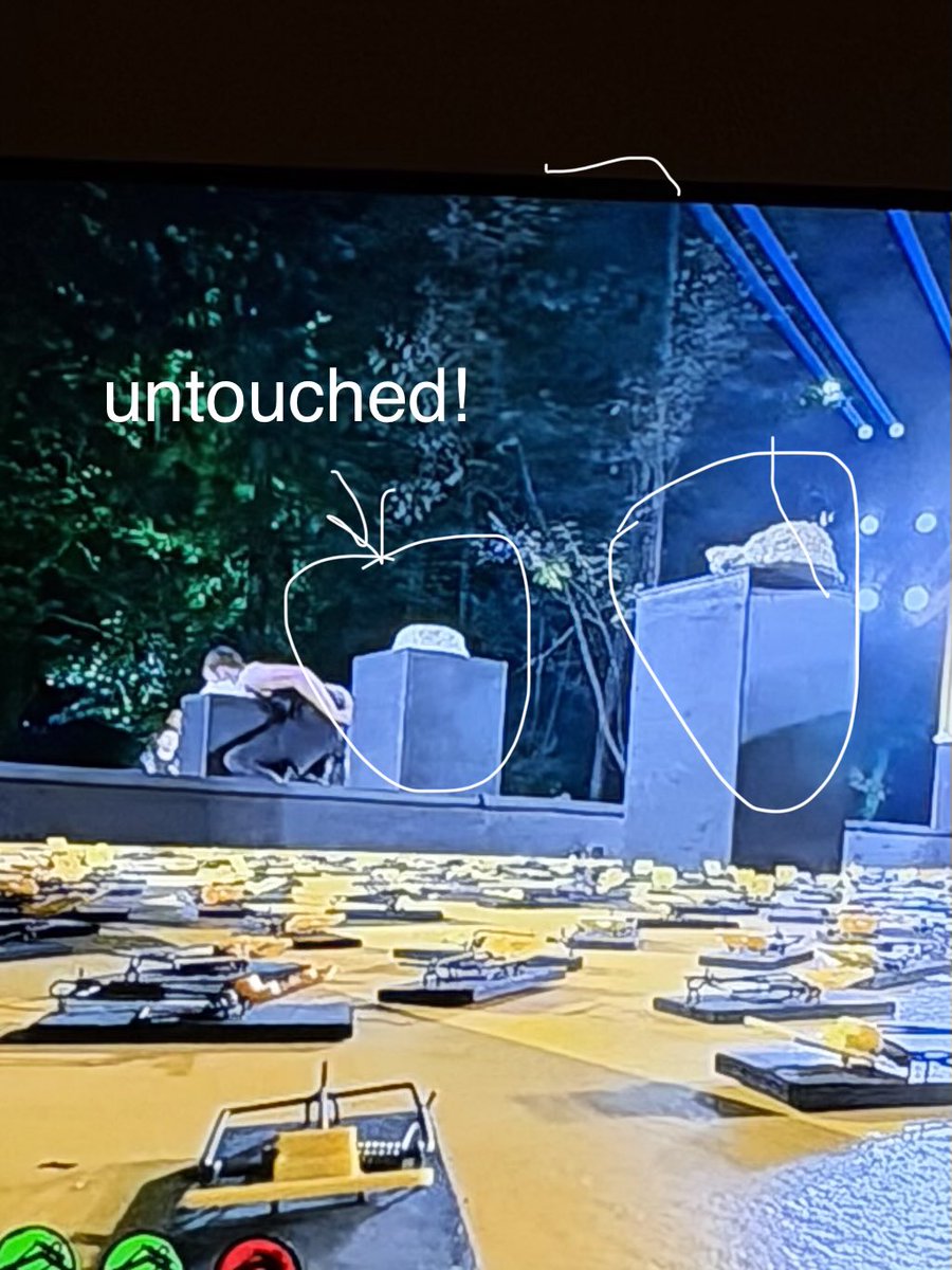 izzyleed's tweet photo. umm me and hubs are catching up on #FearFactor and noticed they said blake had 3 but as clips kept cutting it showed that when ethan was on his 4th and blake’s 4th was untouched… reality tv for ya🙄 https://t.co/uO8AORcIWF