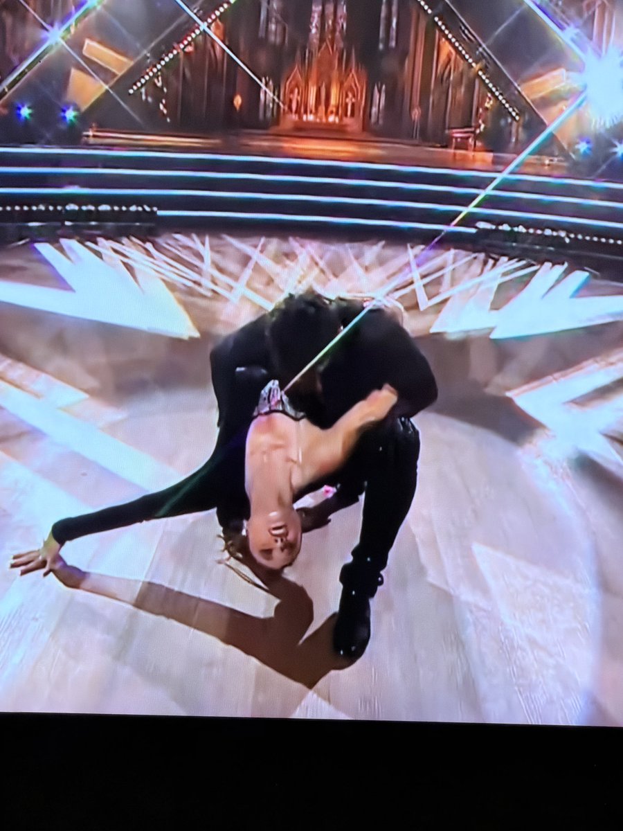 owanbenjamin's tweet photo. oye no esperaba decir esto… pero la Karen Paola se paso! le salio bacan la bachata #fiebredebailechv yo creo que la verdad que daba para un 9 NUEVEEEE! dafuq https://t.co/ArcVGFszXv
