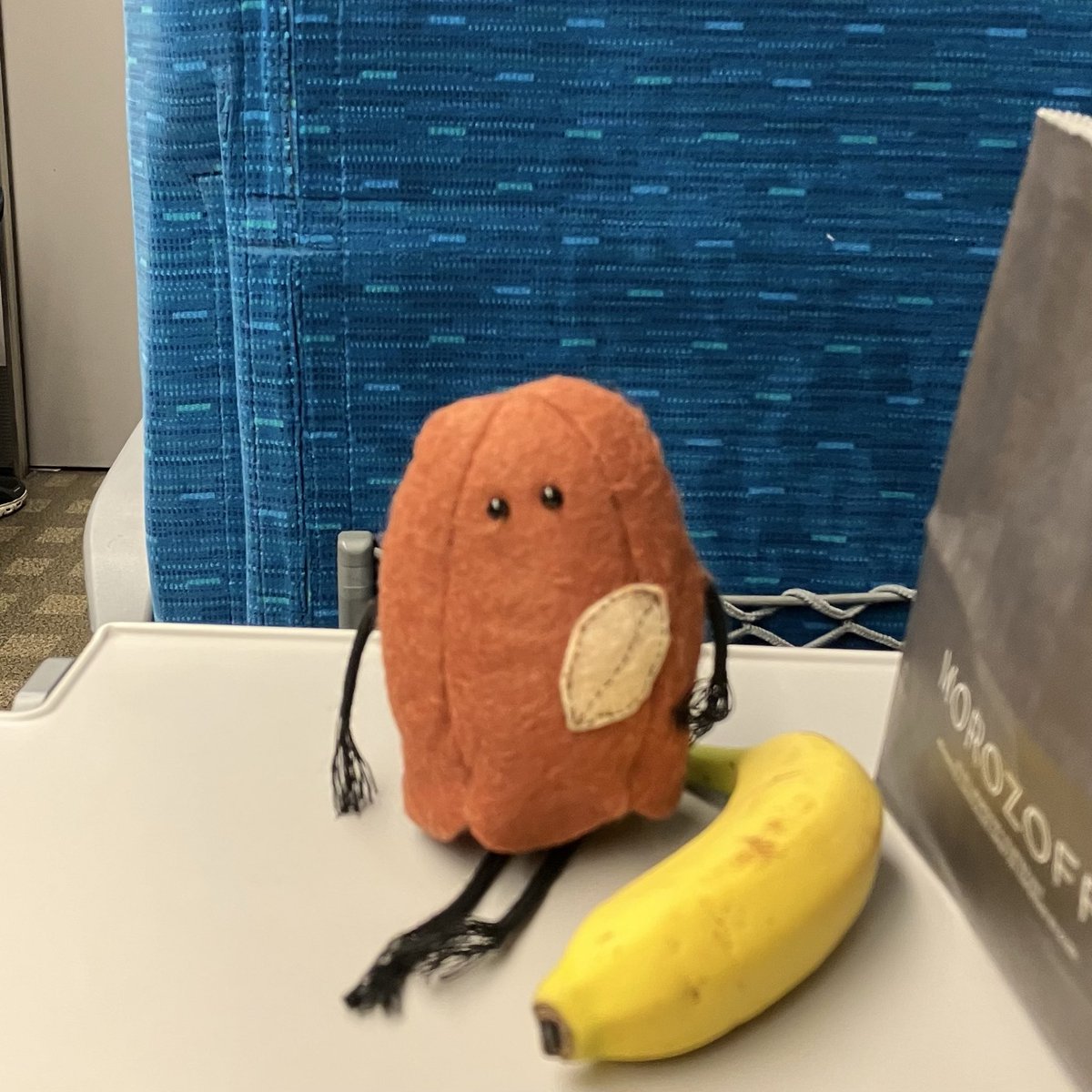 こんにち太郎🍯🥜

今日は出張で新幹線に揺られてるよ〜🚄

僕と同じサイズのバナナだけどペロリだったよ😋🍌

バナナは食後の血糖値の上昇を緩やかにするみたい〜！

#はちみつ太郎