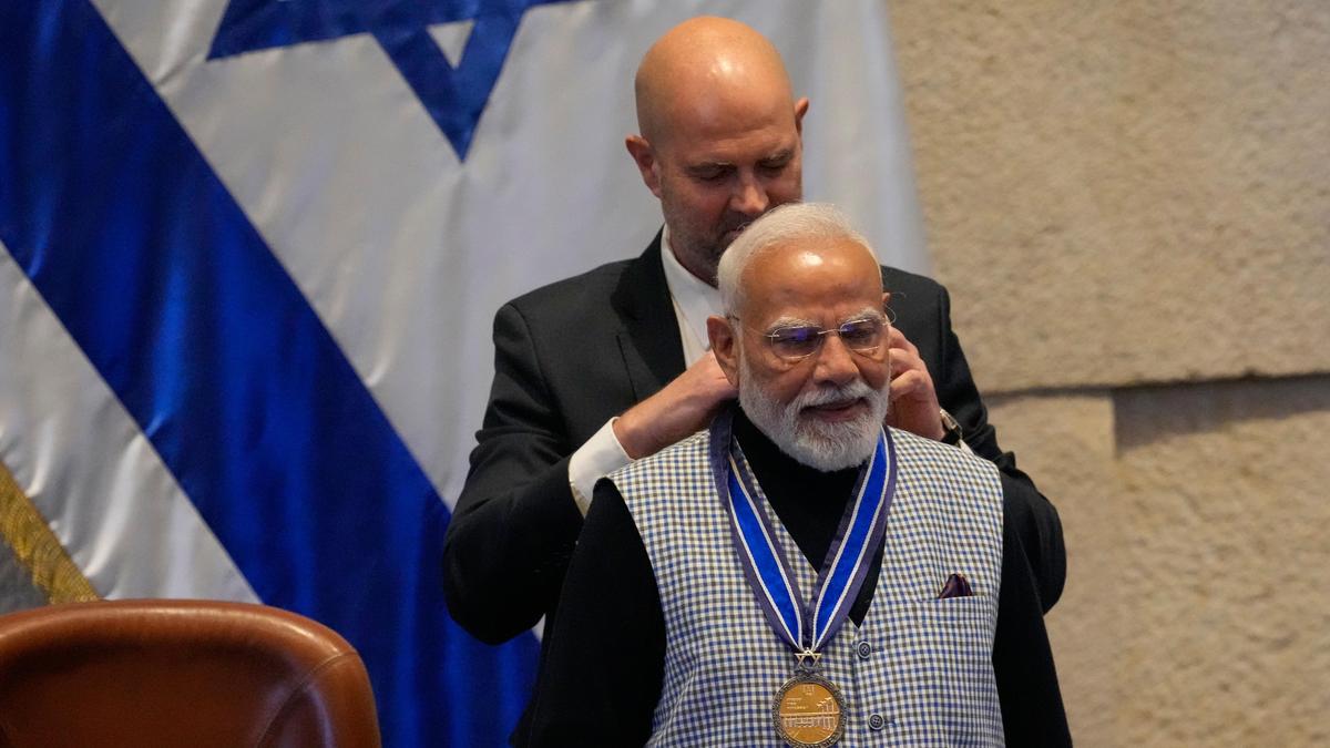 This image will go down in history and will be referred to even centuries from now.

They want you to believe it was an award or a medal; I see it as a collar. The moment when India's COMPROMISED PM ensured TOTAL submission.

"I beg to remain, Sir, your most obedient servant."